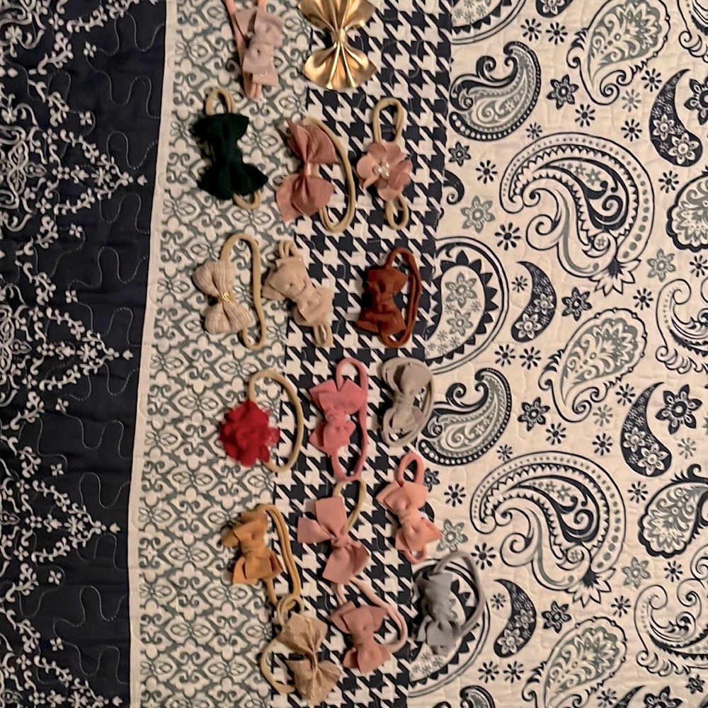 17 Baby Bows/ Headbands. Great Condition.